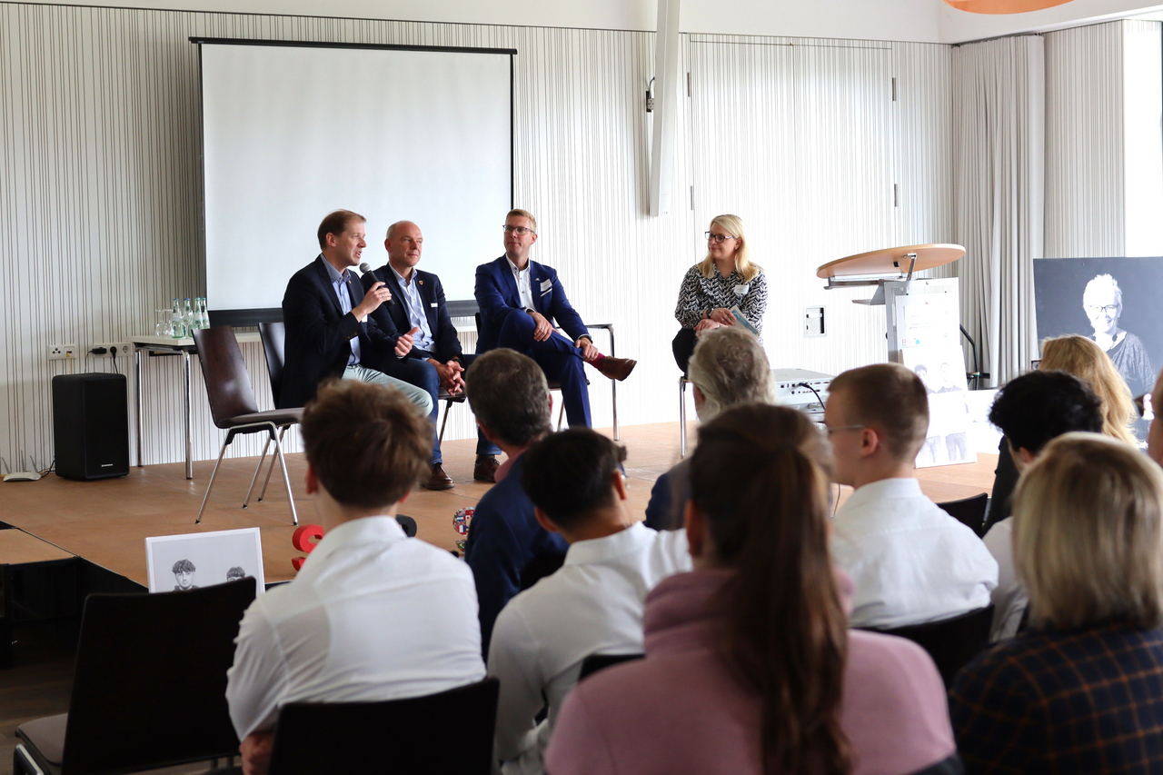 Landrat Dr. Christian Schulze Pellengahr, Christoph Thies, Beigeordneter der Stadt Coesfeld, und Carsten Hövekamp, Bürgermeister der Stadt Dülmen, diskutieren über verschiedene Aspekte der Demokratie vor Ort (Foto: Kreis Coesfeld). 